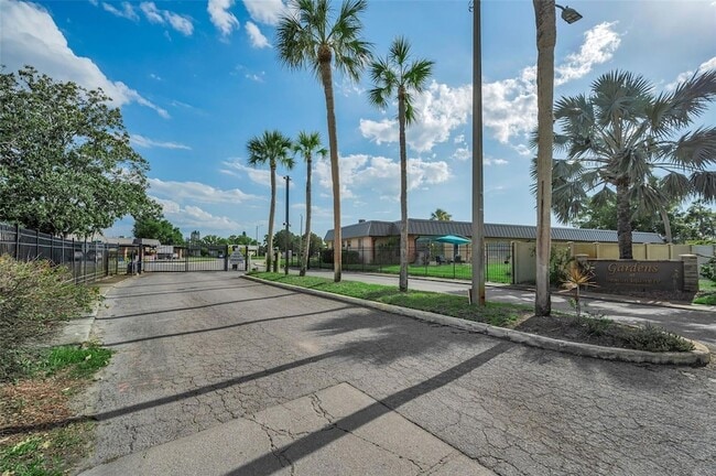 Building Photo - 4200 Hampton Dr