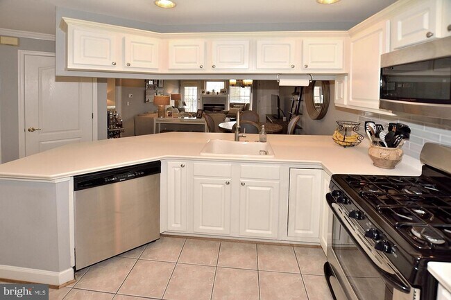 Building Photo - 6940 Fairfax Dr