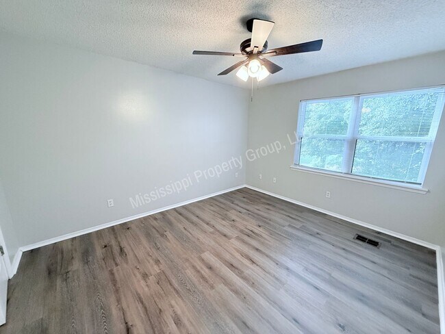 Building Photo - 1BR/1BA FOR RENT