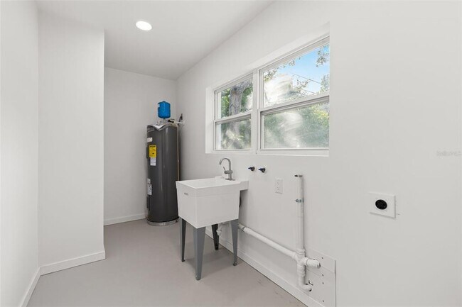 Building Photo - 885 James St