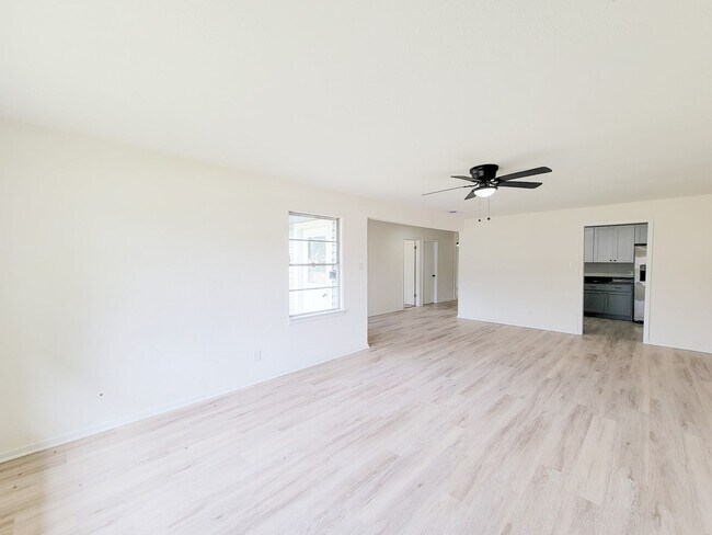 Building Photo - This beautifully remodeled 3-bedroom, 2-bathroom home in the heart of Lake Jackson, Texas, offers...