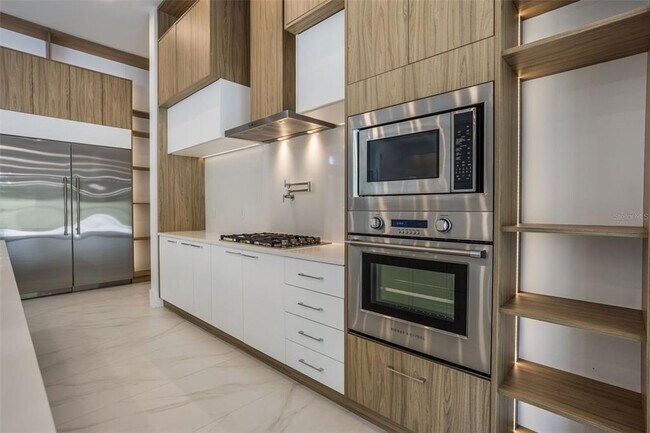 Building Photo - 16110 Pendio Dr
