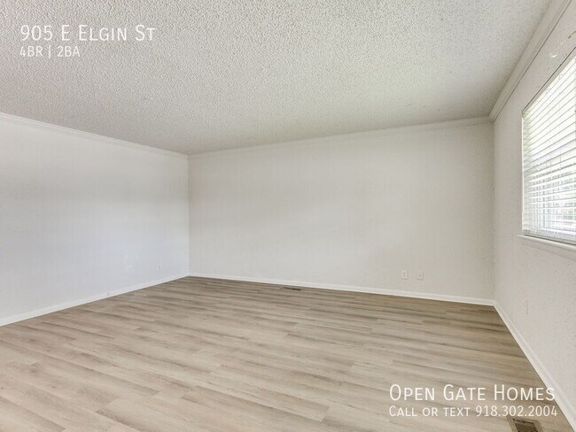 Building Photo - 905 E Elgin St
