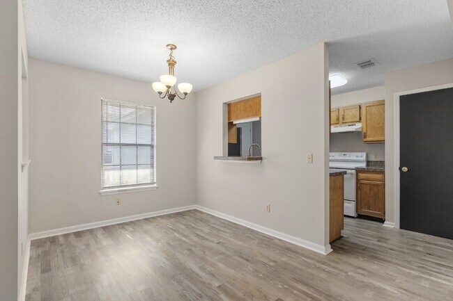 Building Photo - NEWLY RENOVATED in MANDARIN, 3-Bedroom Hom...
