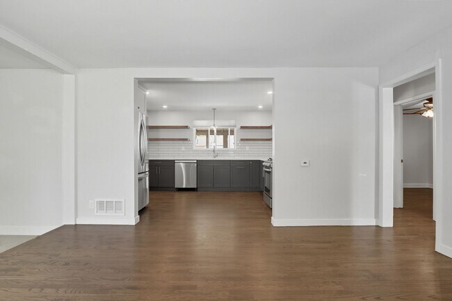 Building Photo - 3 bed 1 bath Ranch in Lowry in Denver