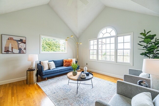 Building Photo - 32 Waltham St