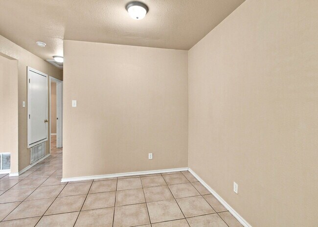 Building Photo - Updated 2 Bedroom Home with Bonus Room and Covered Patio