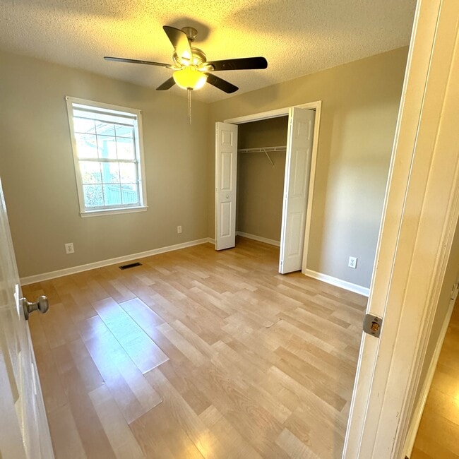 Building Photo - 961 Castlewood Dr