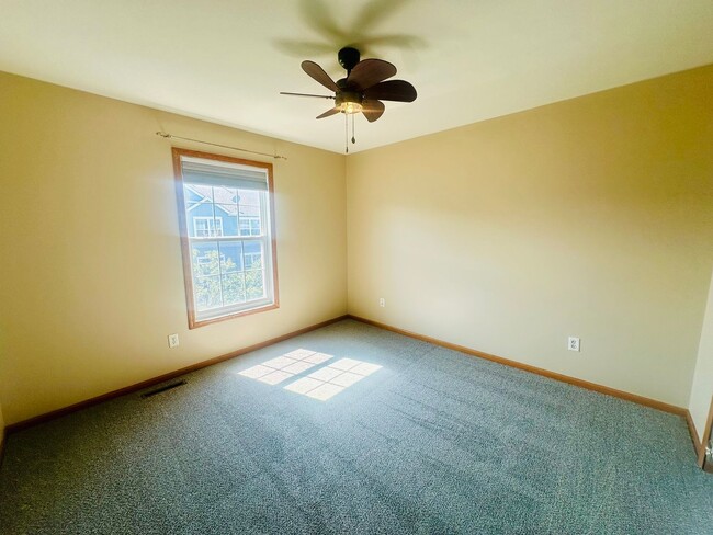 Building Photo - Gorgeous 4 Bedroom/3.5 Bath Luxury Townhom...