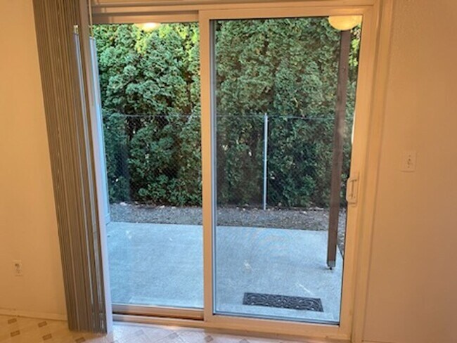 Building Photo - $500 Move In Special! University Place Gro...