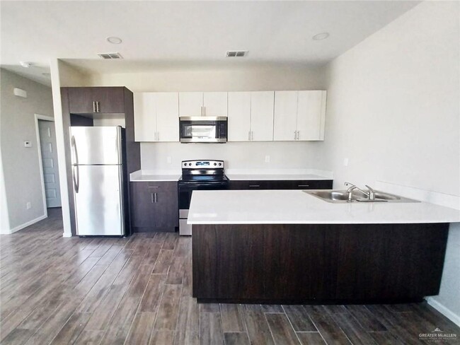 Building Photo - 9 E St