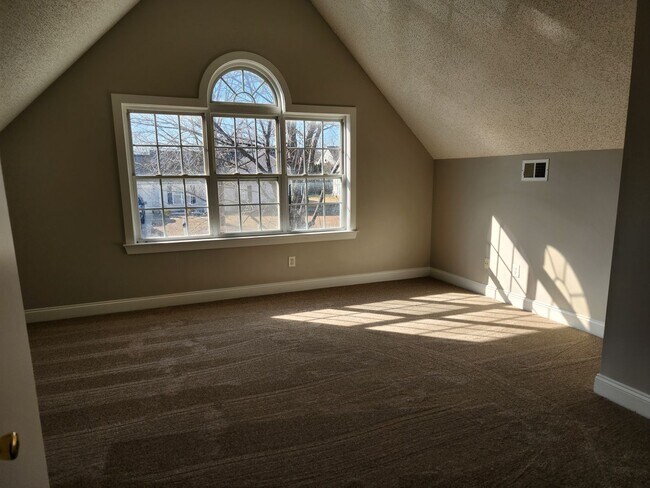 Building Photo - Newly Remodeled