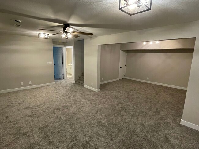 Building Photo - 627 Union Park Cir