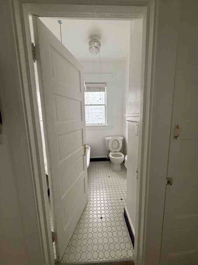 Building Photo - Tons of natural light with a touch of vintage charm in this TOP FLOOR Studio!