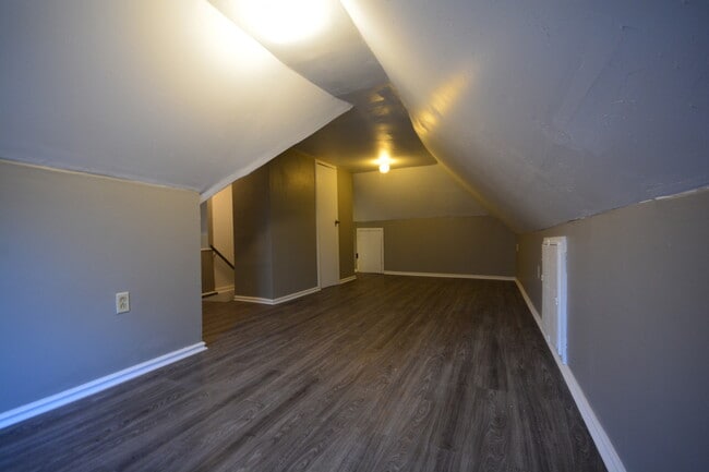 Building Photo - Available Now 4 Bedroom, 2 Full Bath Home