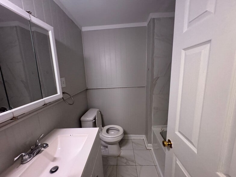 Building Photo - 805 Brower St