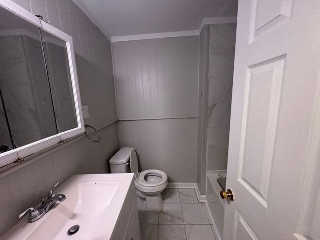 Building Photo - 805 Brower St