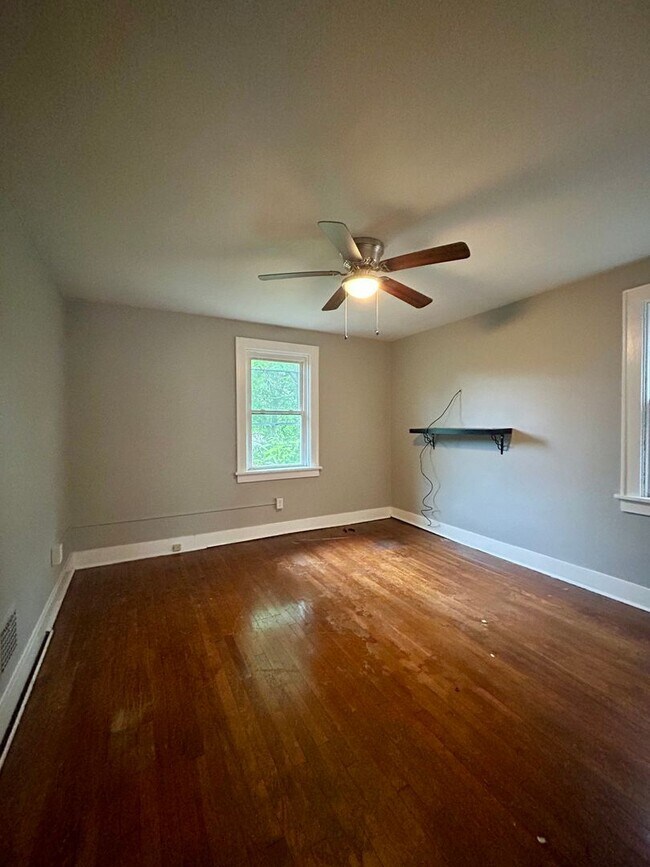 Building Photo - 1311 Oakhill St