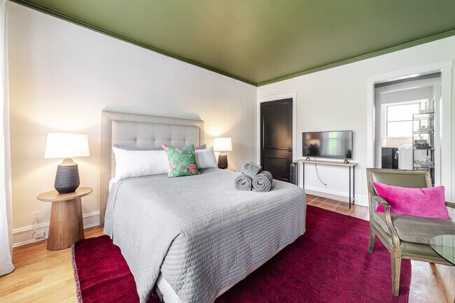 Building Photo - 3536 N Racine Ave