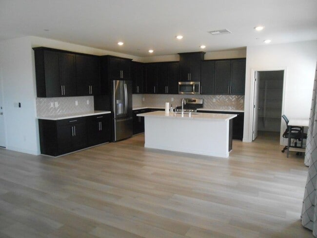 Building Photo - Beautiful Spacious Home in Henderson