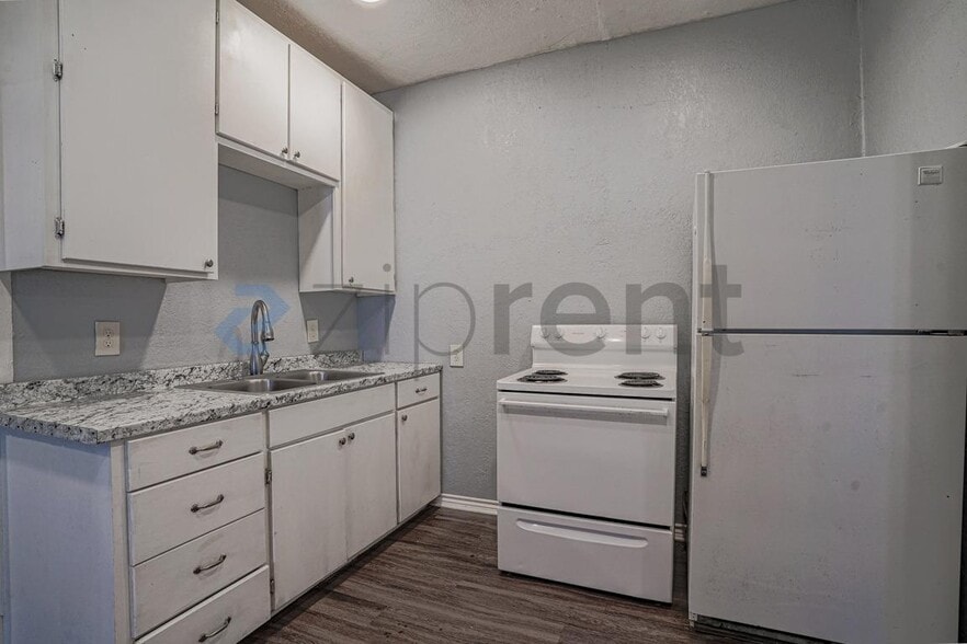 Building Photo - 1006 S Throckmorton St