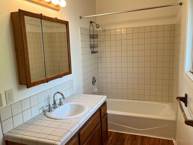 Building Photo - 118 W Pedregosa St