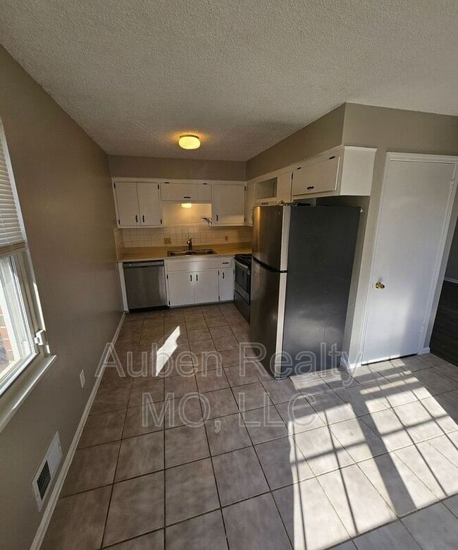 Building Photo - 1031 SW Kingscross Rd