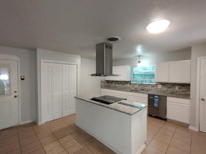 Building Photo - 1206 Pine Dr