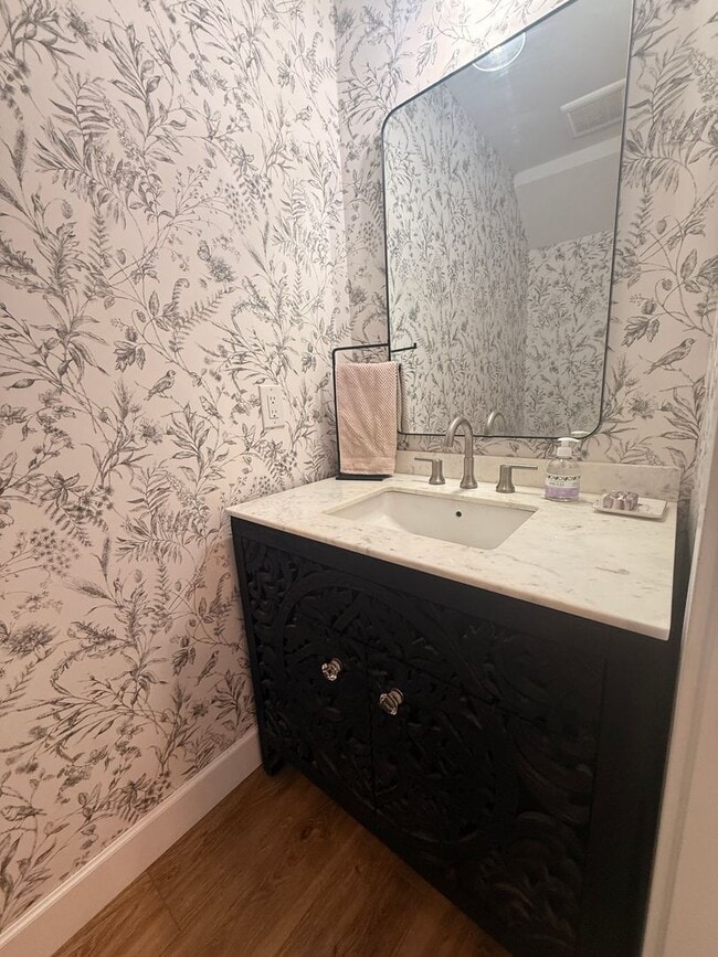 Building Photo - Spacious 4-Bedroom Home in the Heart of Edgewater