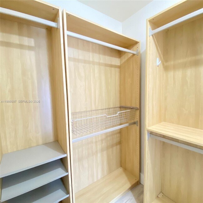 Building Photo - 10794 N Kendall Dr