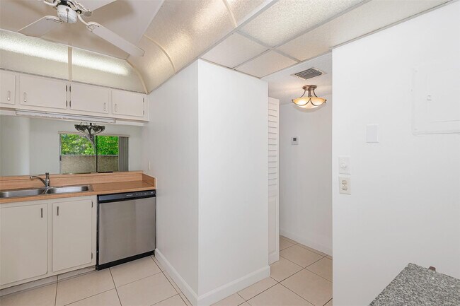 Building Photo - 6075 N Sabal Palm Blvd