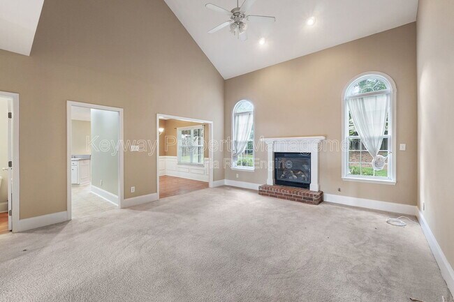 Building Photo - 4890 Somerset Dr