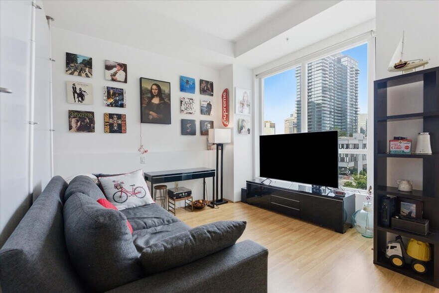 Building Photo - 350 W Ash St