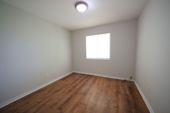 Building Photo - All Electric Second Floor Garden Condo for Rent in Wildwood