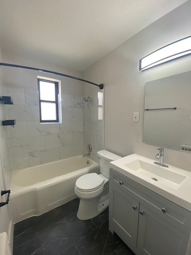 Building Photo - Updated One Bedroom One Bath Apt!