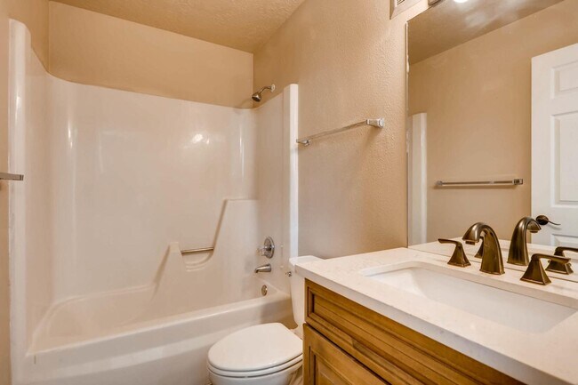 Building Photo - 3 Bed Condo In Dillon!
