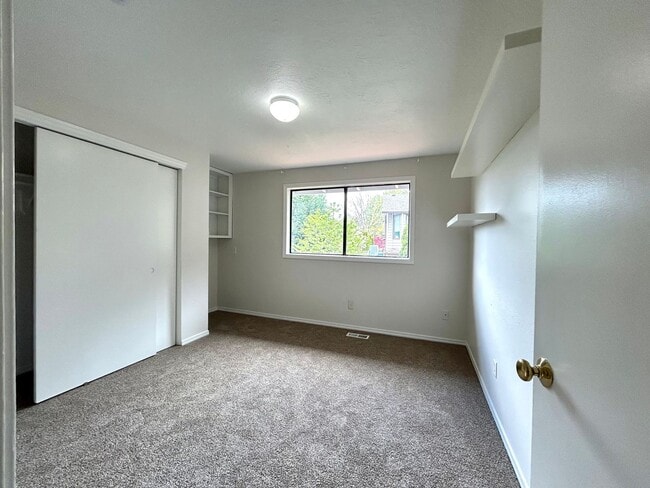 Building Photo - Beautiful 4BD Home | Fireplace, Fenced Backyard, Deck, Garage & A/C