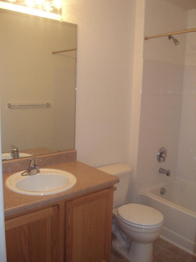 Building Photo - "Spacious 2-Bed, 2-Bath Condo Gem with Garage in Vibrant Denver Locale!"