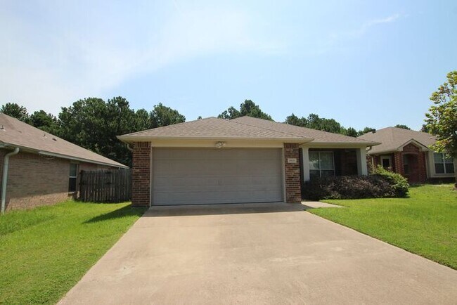 Building Photo - Tour Today! 4 bedroom 2 Bathroom in WHISD!