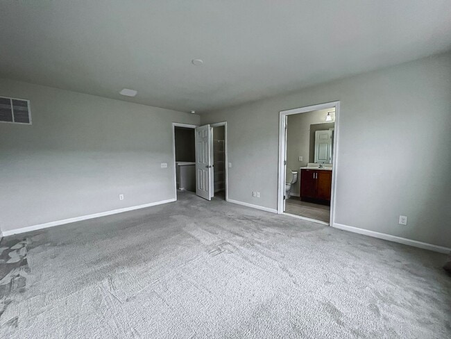 Building Photo - Beautiful and Spacious 3 Bed 2/2 Bath Bric...