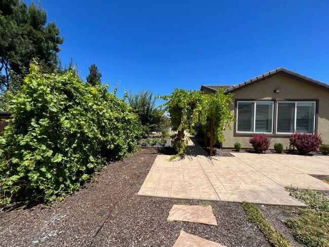 Building Photo - Newer single story home located in desirab...