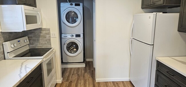 Building Photo - Nicely updated 2bd/2ba bungalow in Royal Oak w/ master bathroom suite