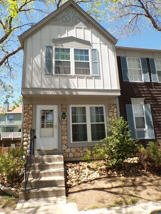 Building Photo - Updated 2 Bed 2.5 Bath Townhome!