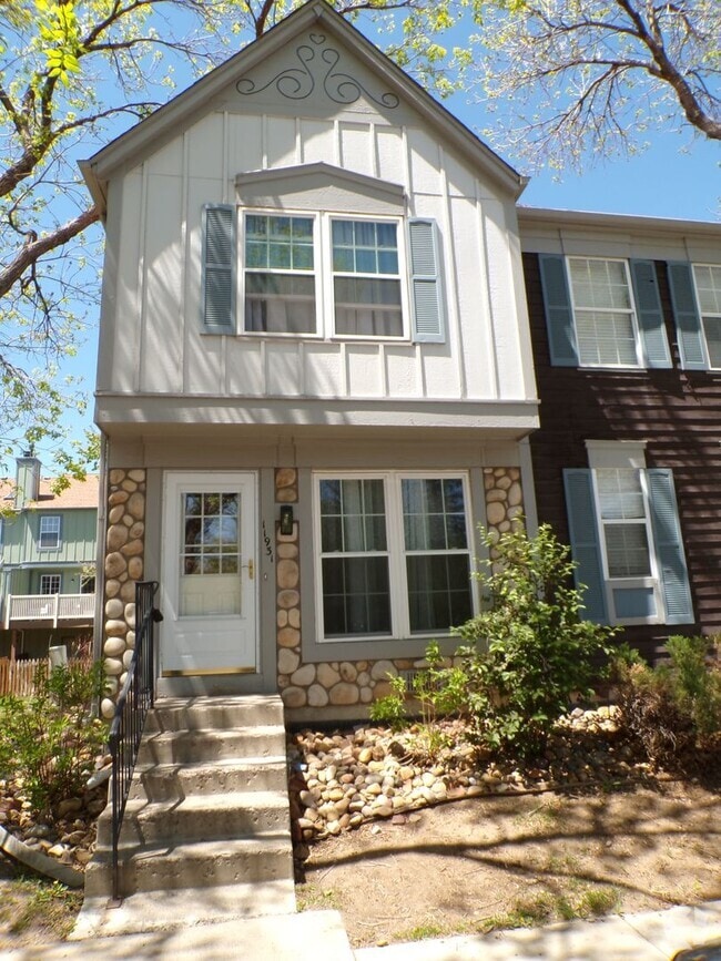 Building Photo - Updated 2 Bed 2.5 Bath Townhome!