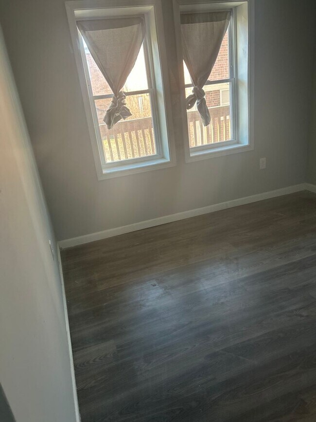 Building Photo - E. 185/Lake Shore 1 Bedroom *1/2 OFF SECURITY DEPOSIT SPECIAL*