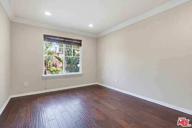 Building Photo - 5187 Knollwood Way