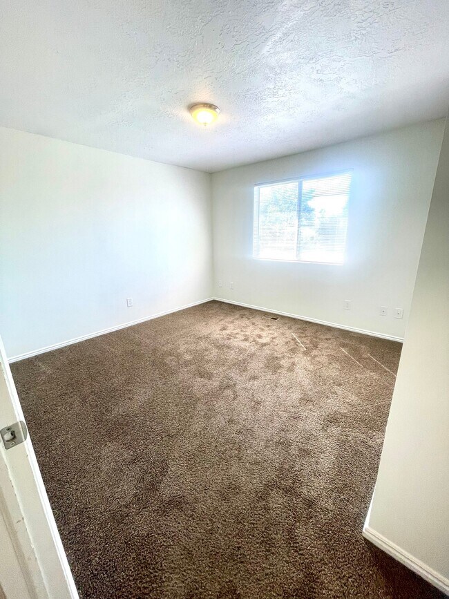 Building Photo - 672 E 950 S