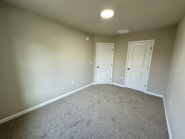 Building Photo - 226 Rojan Rd