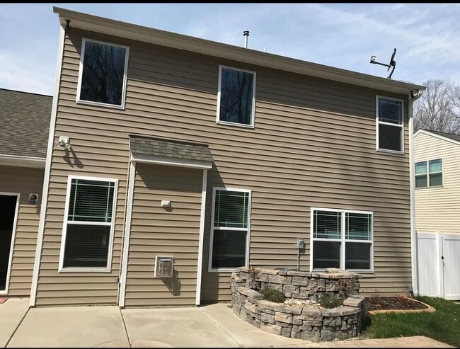 Building Photo - 2405 Bearded Iris Ln