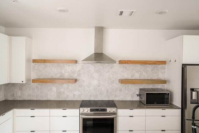 Building Photo - Modern East Austin 2/2 Condo Available Now!